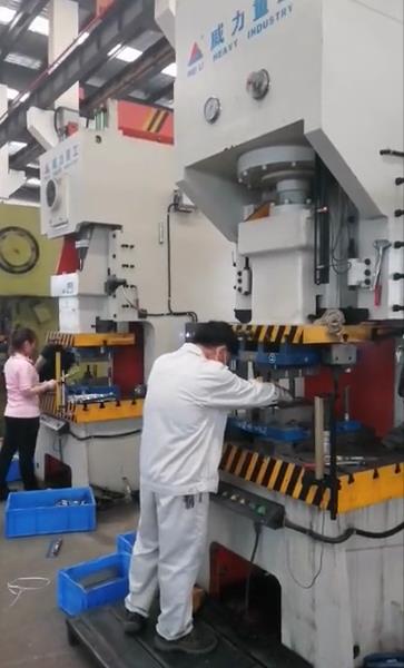 200噸液壓沖床客戶使用現(xiàn)場