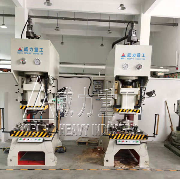 100噸C型液壓沖床客戶車間調試